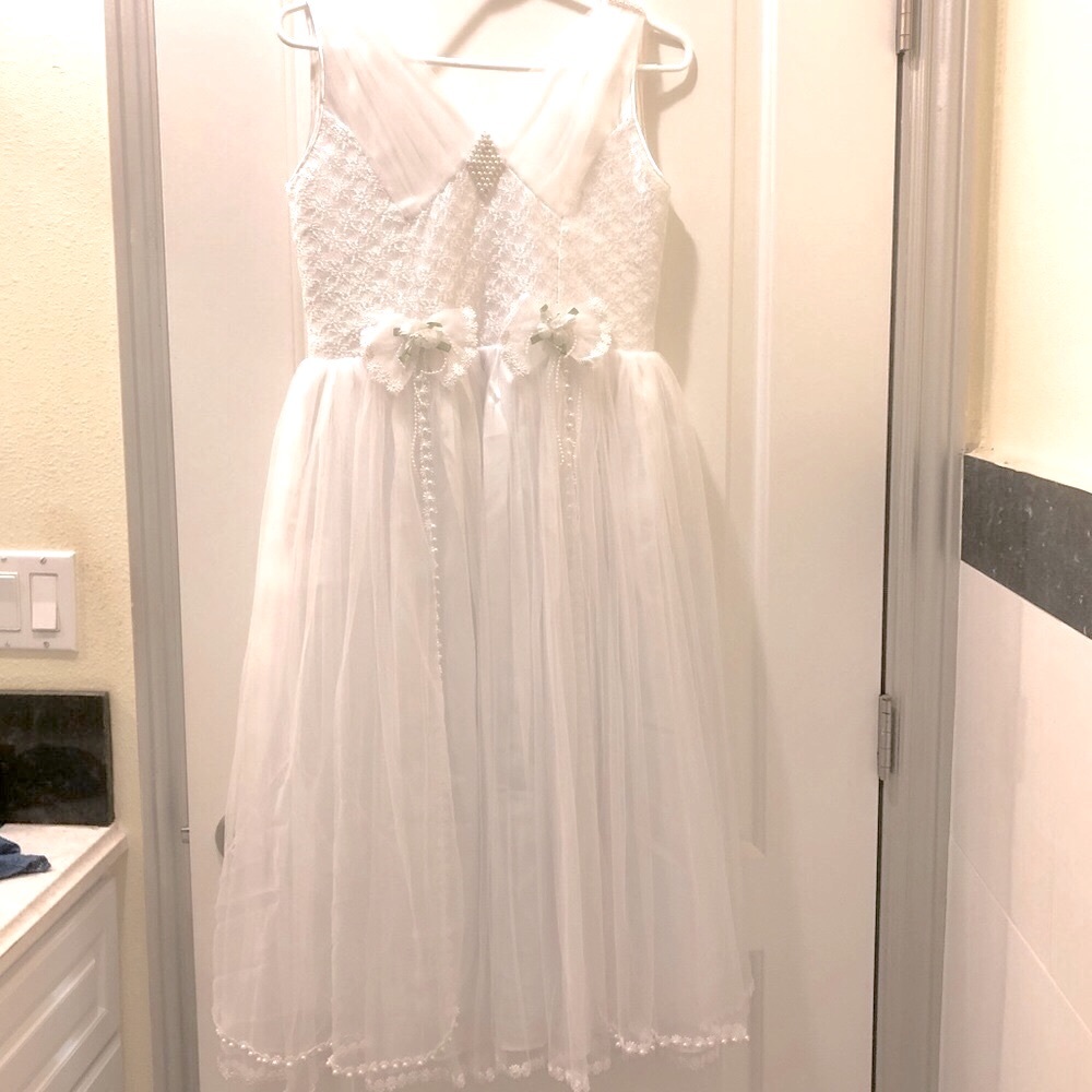 NWOT-👗Girl’s Flower formal White Dress 👗 .